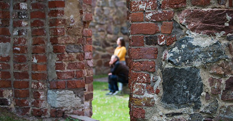 Människor som besöker ruin i Västervik.